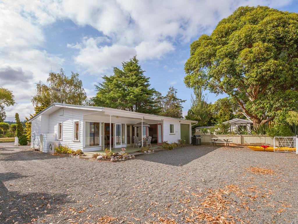 Lake Edge Cottage - Waitahanui Holiday Home Eksteriør bilde